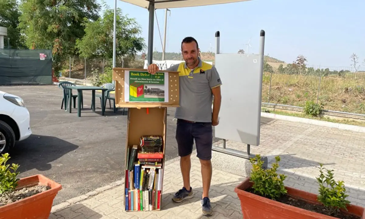 Crotone, ecco il book drive: il rifornimento di benzina diventa anche un pit stop letterario