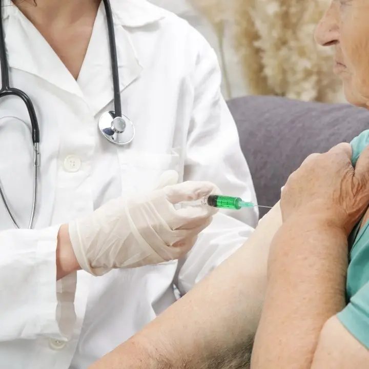 Covid Calabria, un nonno su cinque ancora senza vaccinazione