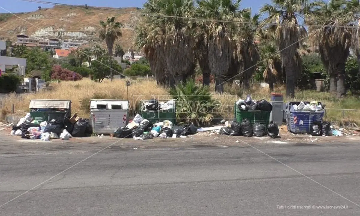 Troppi rifiuti da smaltire, a Crotone l'emergenza rischia di esplodere