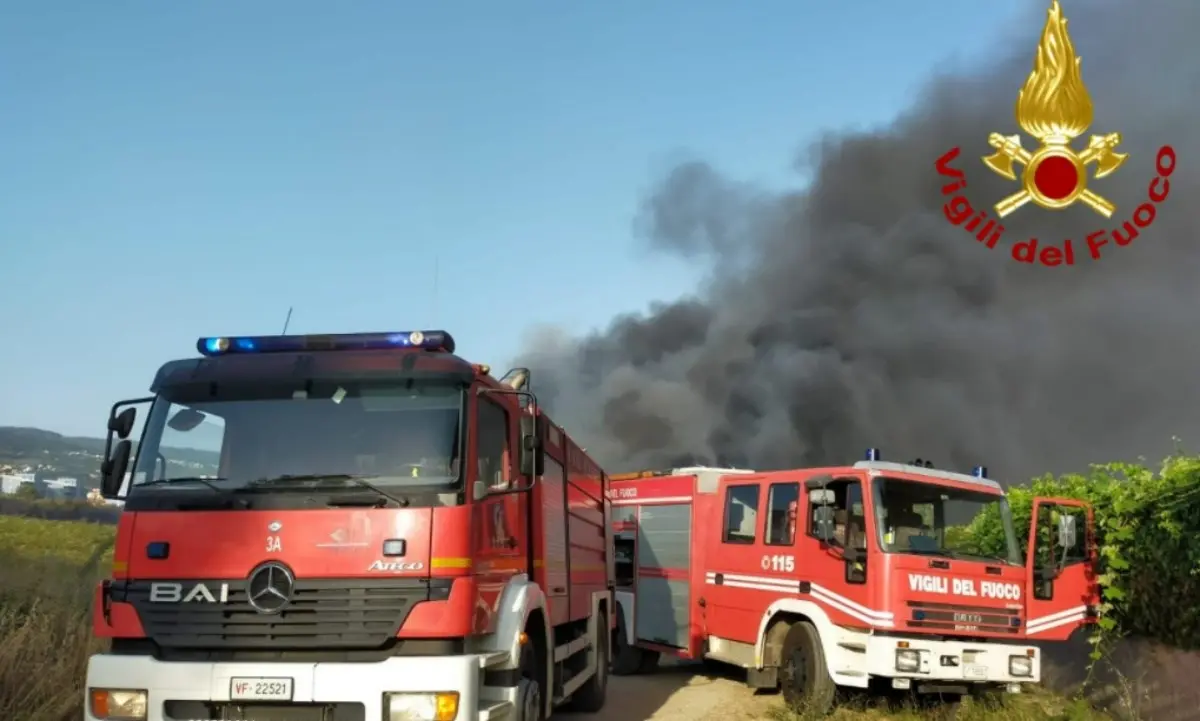 Incendio a Lamezia, Furgiuele: «Campo rom da smantellare. Basta con questa vergogna»