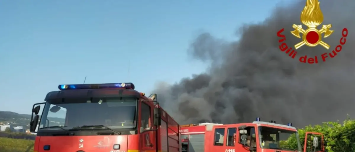 Incendio a Lamezia, Furgiuele: «Campo rom da smantellare. Basta con questa vergogna»