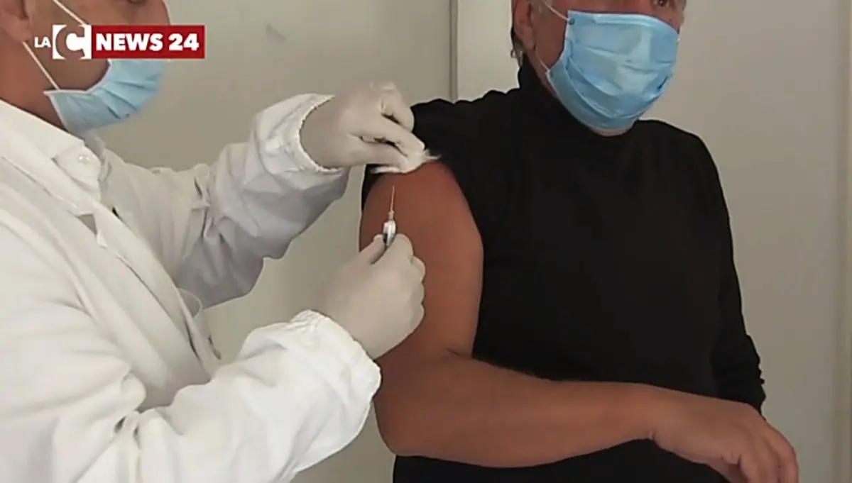 Vaccini, ieri somministrate più di 23mila dosi: Calabria ancora ultima