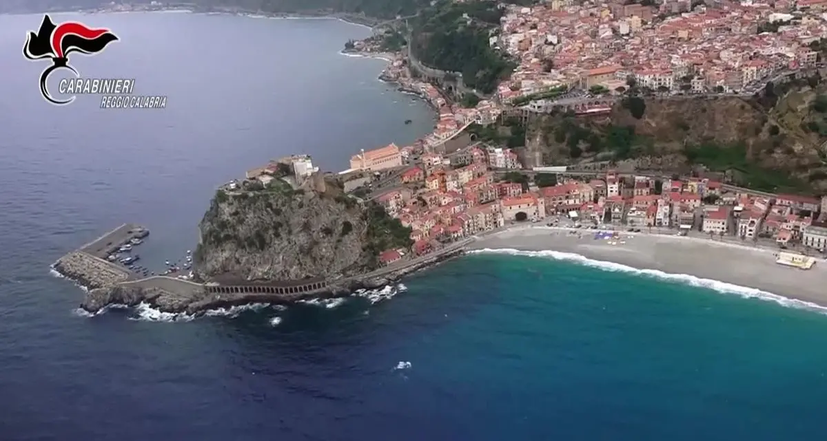 Scilla, turista brasiliana denuncia una violenza sessuale sul lungomare: uomo arrestato dai Carabinieri\n