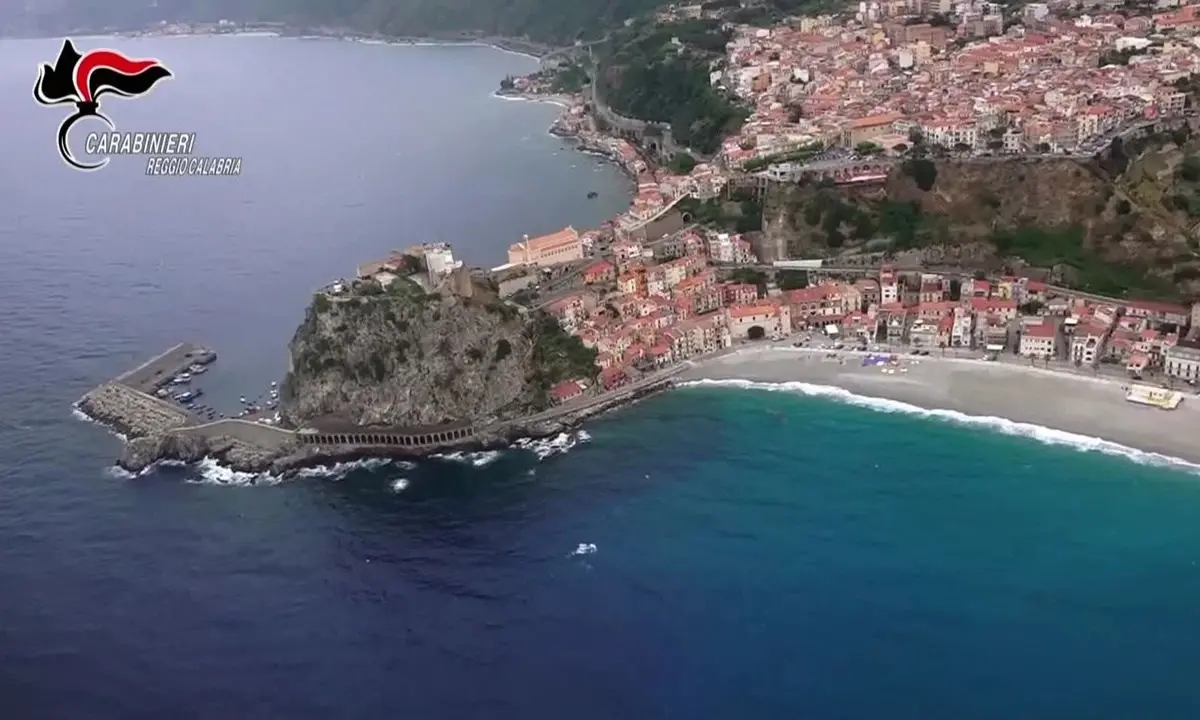 Scilla, turista brasiliana denuncia una violenza sessuale sul lungomare: uomo arrestato dai Carabinieri\n