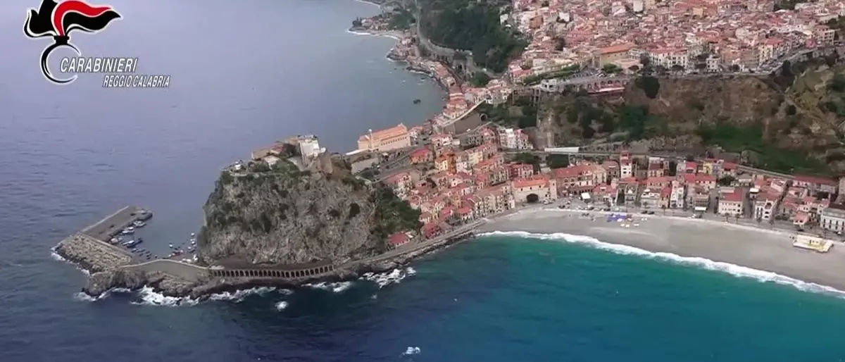 Scilla, turista brasiliana denuncia una violenza sessuale sul lungomare: uomo arrestato dai Carabinieri\n