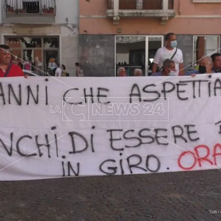 Crotone, rinviato Consiglio comunale su mancati indennizzi Eni a pescatori