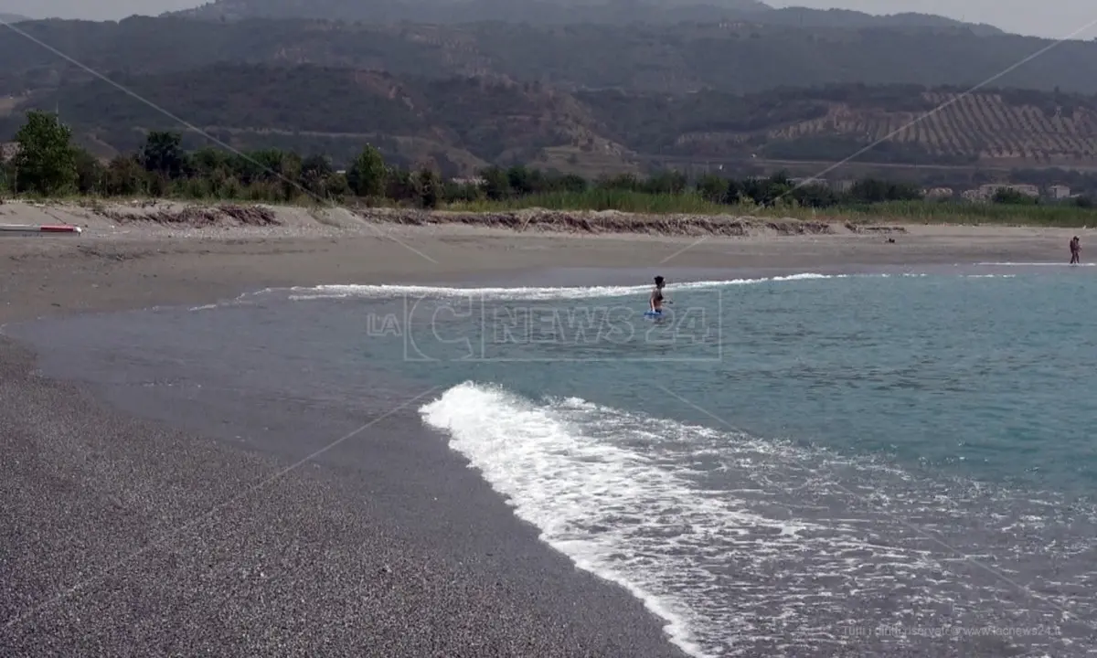 Balneazione Calabria, l'Arpacal individua sei punti non conformi nelle acque di Catanzaro e Stalettì