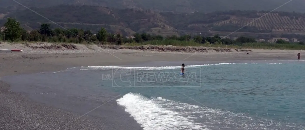 Balneazione Calabria, l'Arpacal individua sei punti non conformi nelle acque di Catanzaro e Stalettì