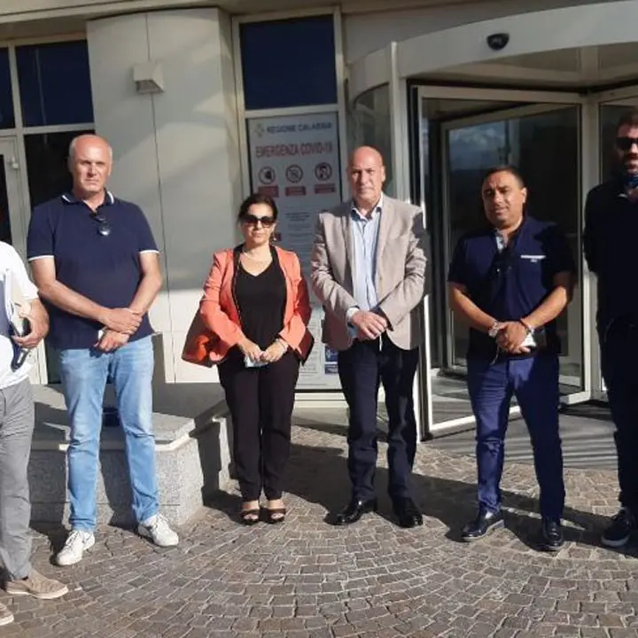 Emergenza rifiuti, i sindaci del Crotonese non mollano: l'esito della riunione in Regione