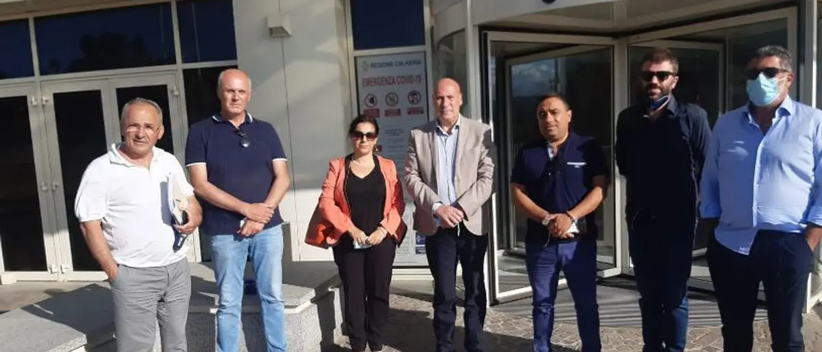 Emergenza rifiuti, i sindaci del Crotonese non mollano: l'esito della riunione in Regione