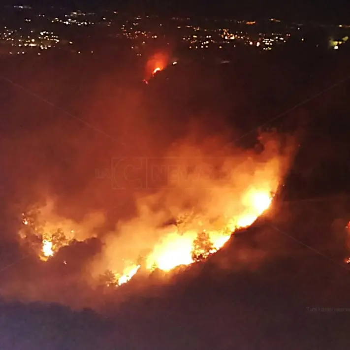 Notte di paura a Zumpano, vasto incendio minaccia abitazioni: intervengono i vigili del fuoco
