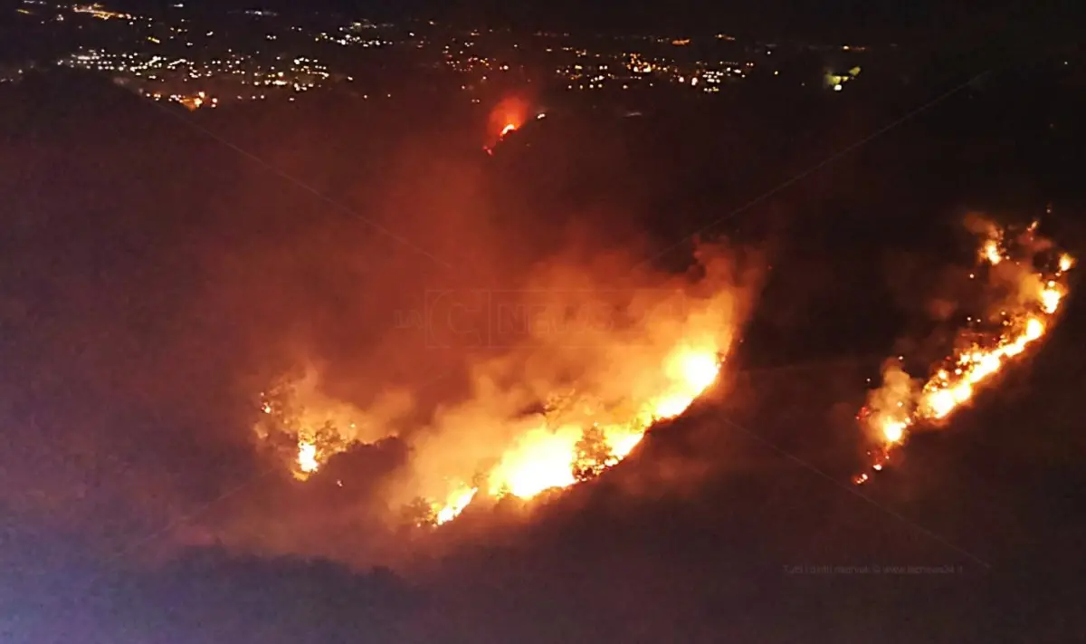 Notte di paura a Zumpano, vasto incendio minaccia abitazioni: intervengono i vigili del fuoco