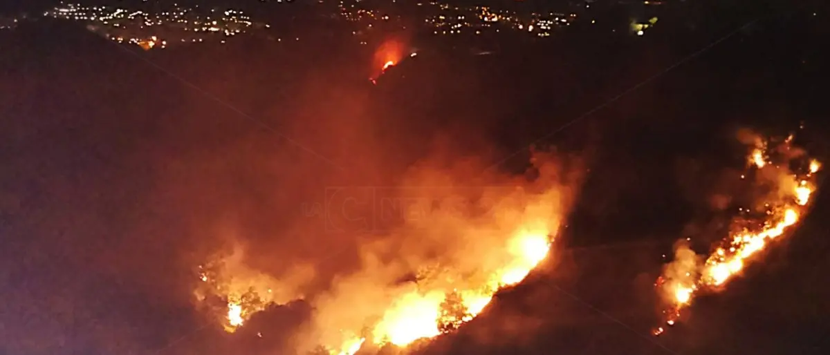 Notte di paura a Zumpano, vasto incendio minaccia abitazioni: intervengono i vigili del fuoco