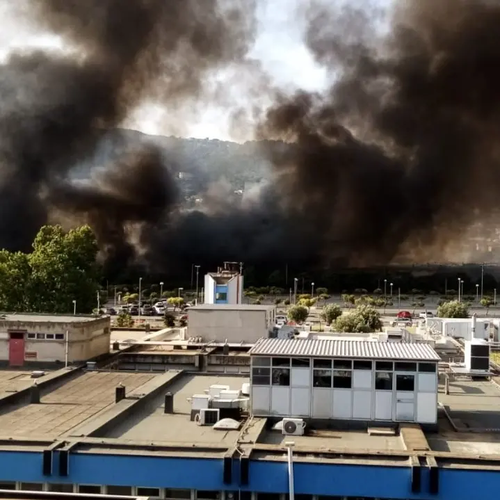 Incendio al campo rom di Lamezia Terme, Spirlì: «Tavolo tecnico già convocato»