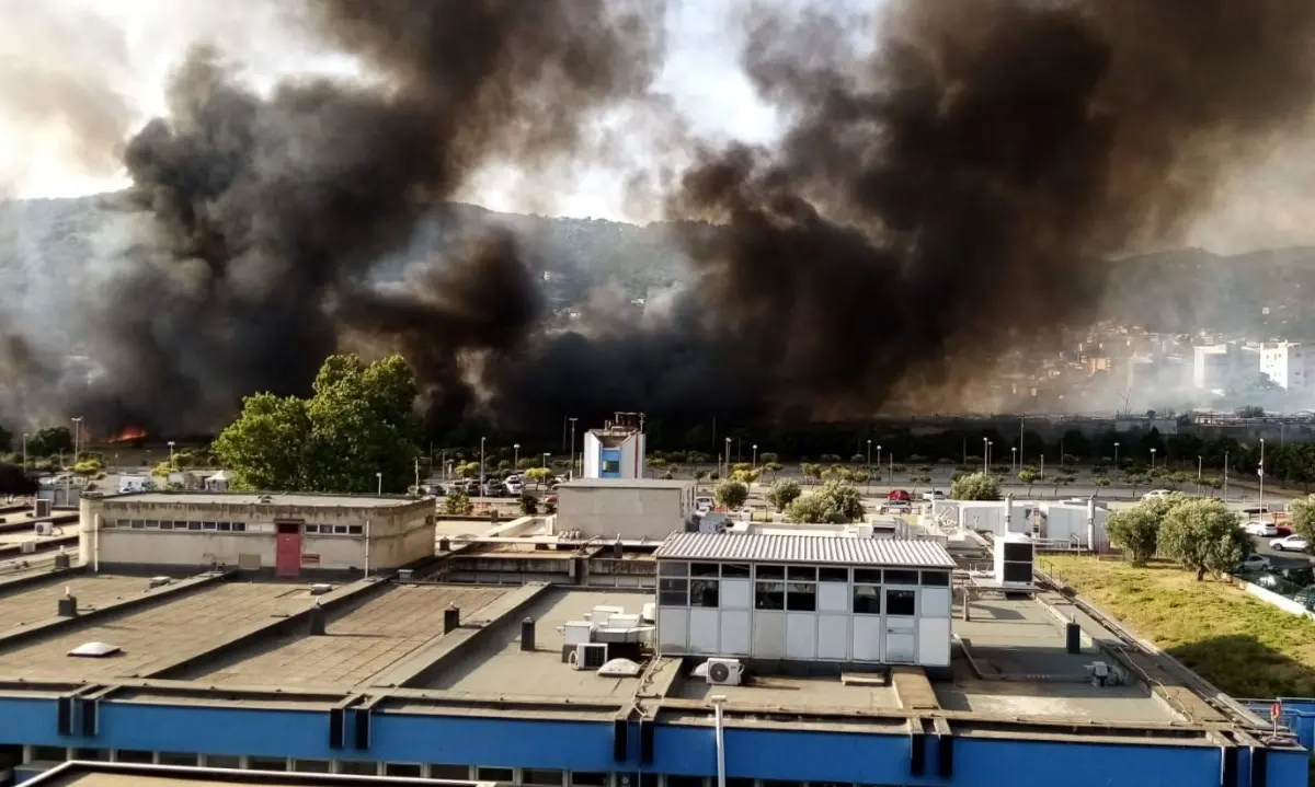 Incendio al campo rom di Lamezia Terme, Spirlì: «Tavolo tecnico già convocato»