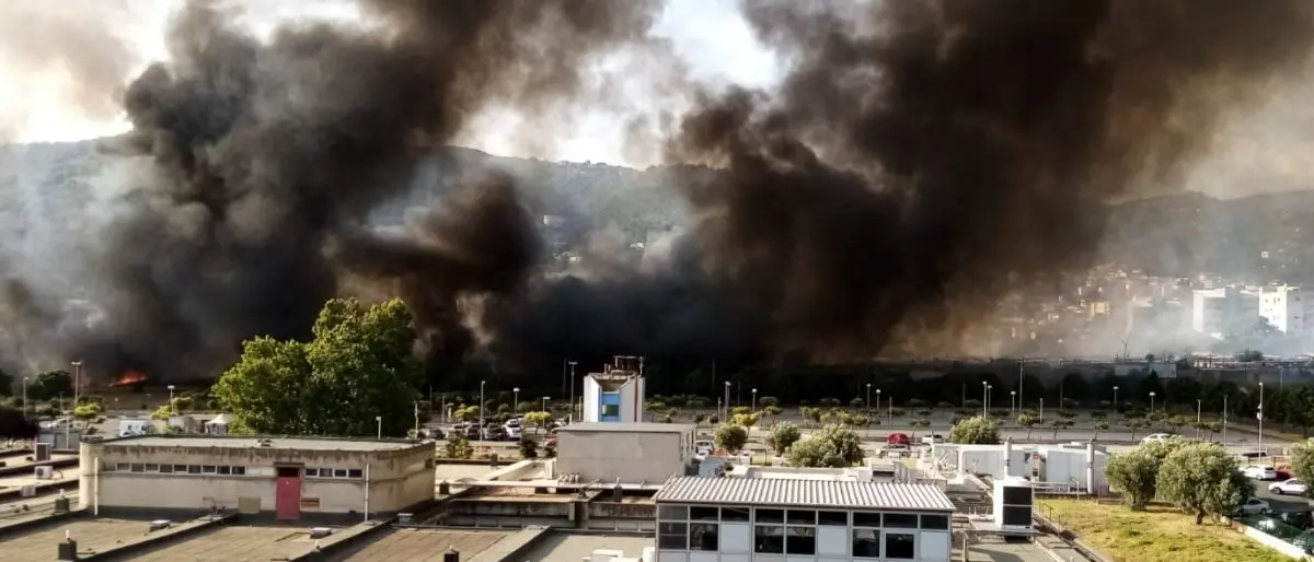 Incendio al campo rom di Lamezia Terme, Spirlì: «Tavolo tecnico già convocato»