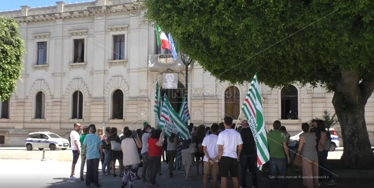 Reggio Calabria, la protesta dei lavoratori Terzo settore non si placa, s'attende il tavolo tecnico in Comune