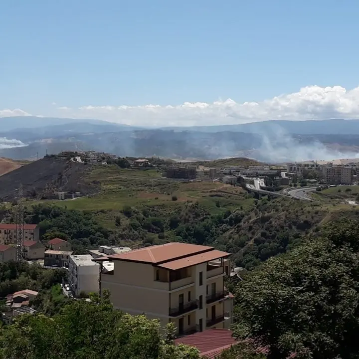 Calabria nella morsa degli incendi: decine i roghi in tutta la regione