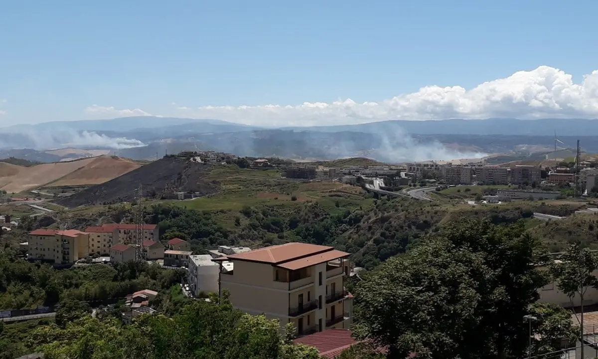 Calabria nella morsa degli incendi: decine i roghi in tutta la regione