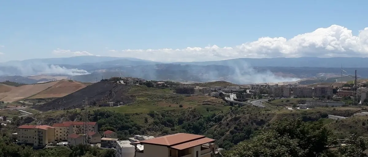 Calabria nella morsa degli incendi: decine i roghi in tutta la regione