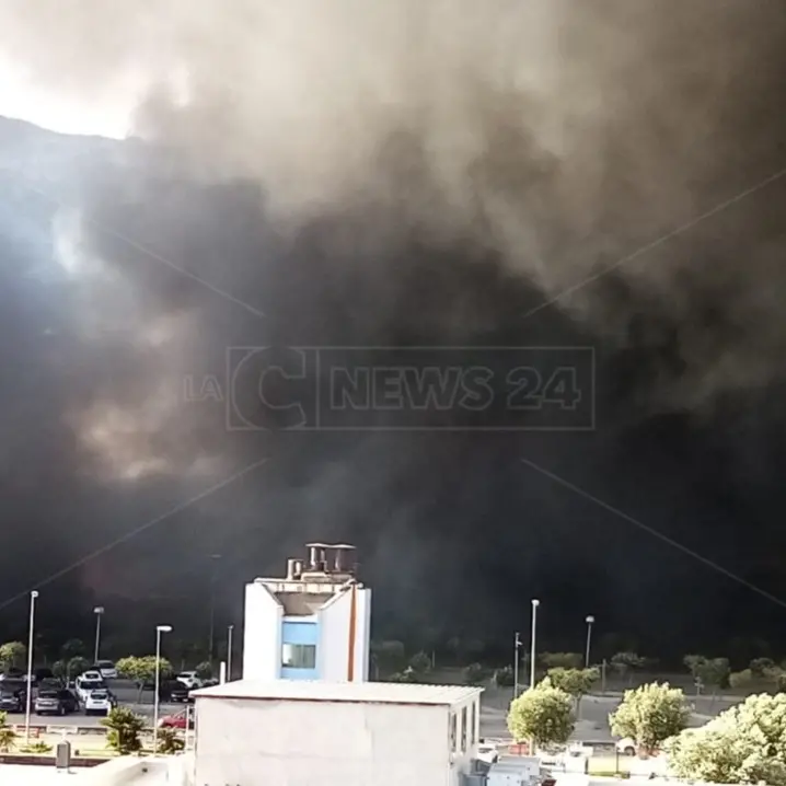 Lamezia, il 19 luglio manifestazione contro gli incendi tossici nel campo rom di Scordovillo