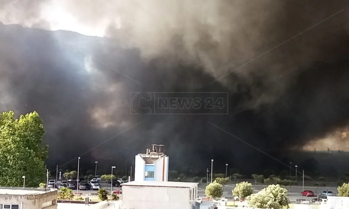 Lamezia, il 19 luglio manifestazione contro gli incendi tossici nel campo rom di Scordovillo