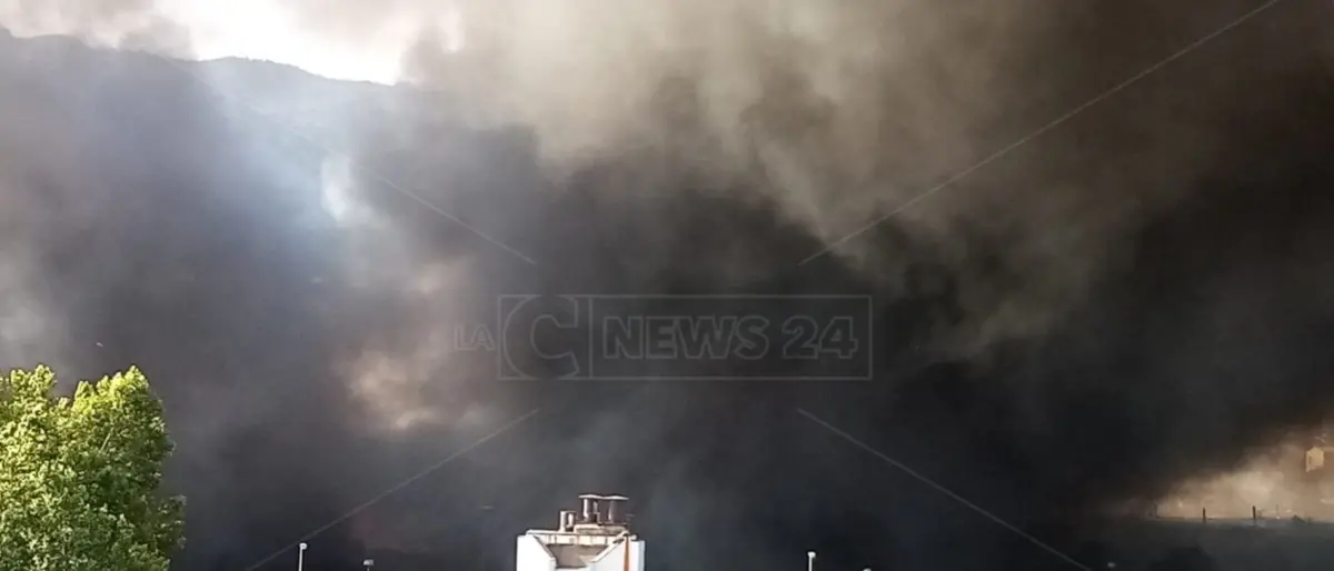 Lamezia, il 19 luglio manifestazione contro gli incendi tossici nel campo rom di Scordovillo