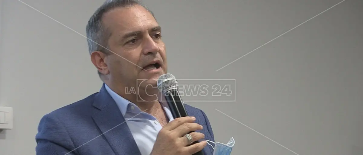 De Magistris attacca Tansi: «Il suo è un inganno politico, tuona contro il Pd e poi si allea con loro»