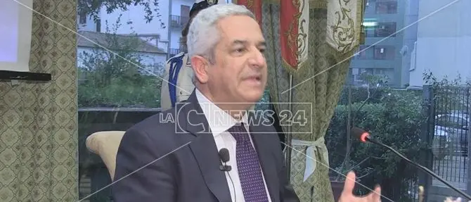 Rende, l'ironia di Principe sul sindaco Manna: «È come Nembo Kid e Mandrake»