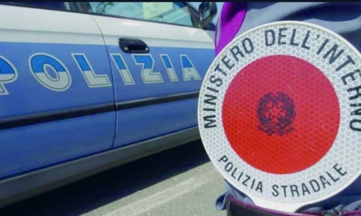 Non si ferma all'alt della polizia, rocambolesco inseguimento per le strade di Cosenza