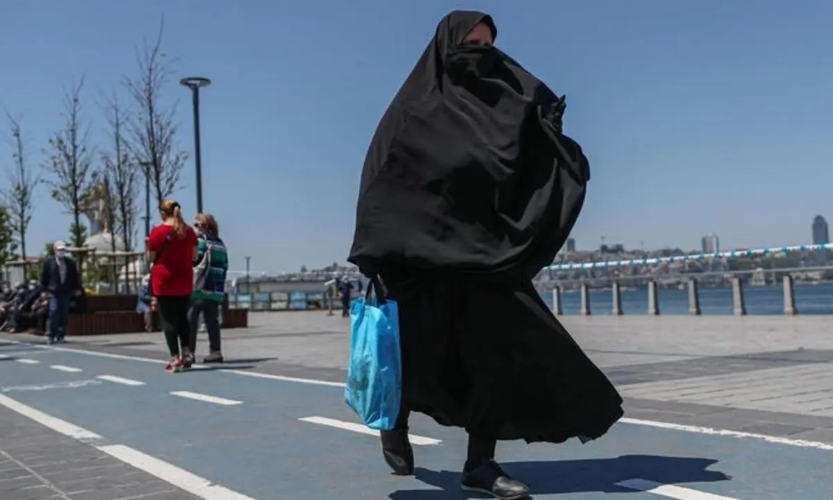 La Turchia critica la Corte Ue sul divieto del velo al lavoro: «Viola le libertà religiose»