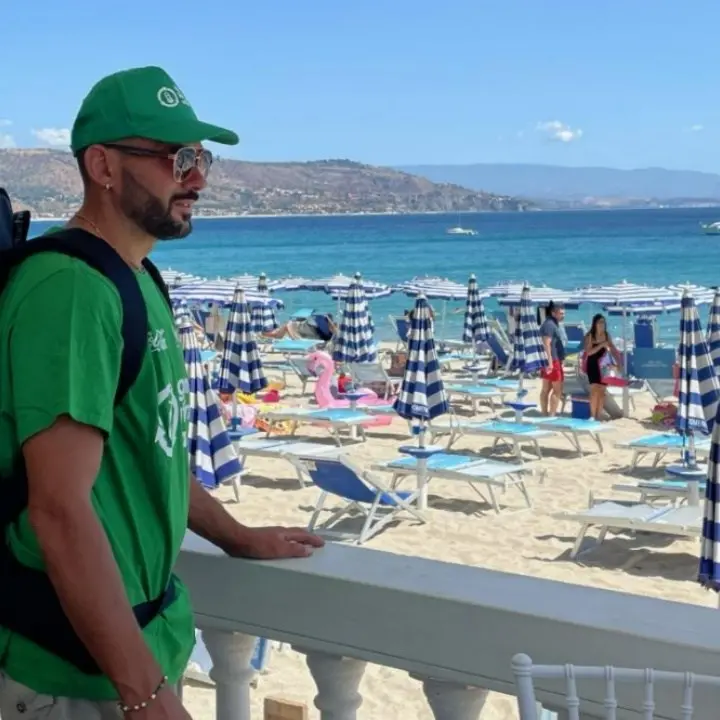 “Ogni lattina vale”, parte il progetto sulle spiagge calabresi: con i rifiuti verranno realizzate bici