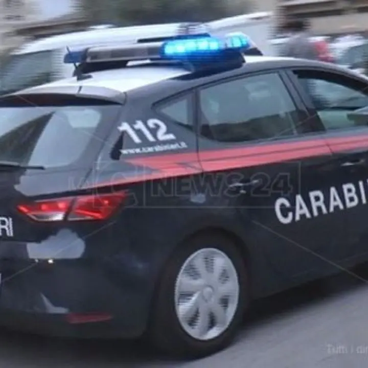 Con un coltello da cucina semina il panico per le vie di Bianco e aggredisce i carabinieri: arrestato