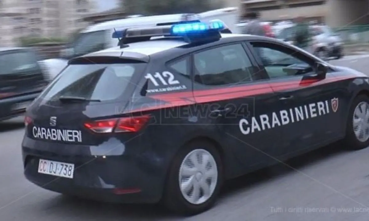 Con un coltello da cucina semina il panico per le vie di Bianco e aggredisce i carabinieri: arrestato