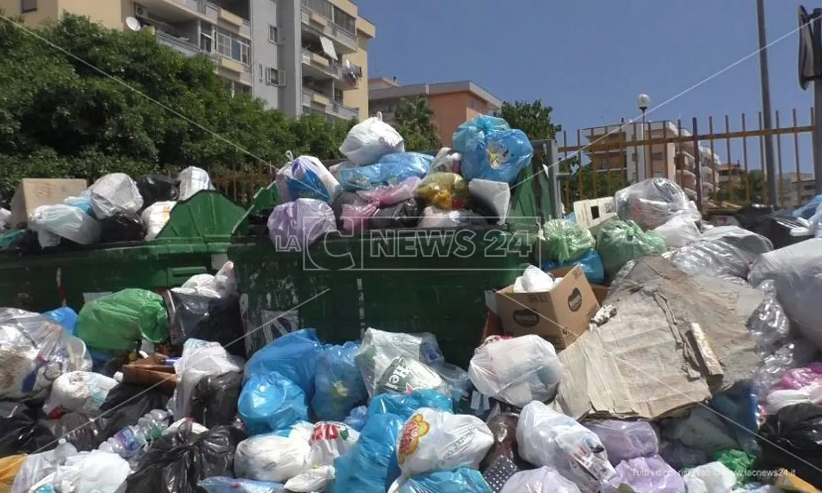 Rifiuti a Crotone, il sindaco Voce: «Un’ordinanza urgente per ripulire la città dalla spazzatura»