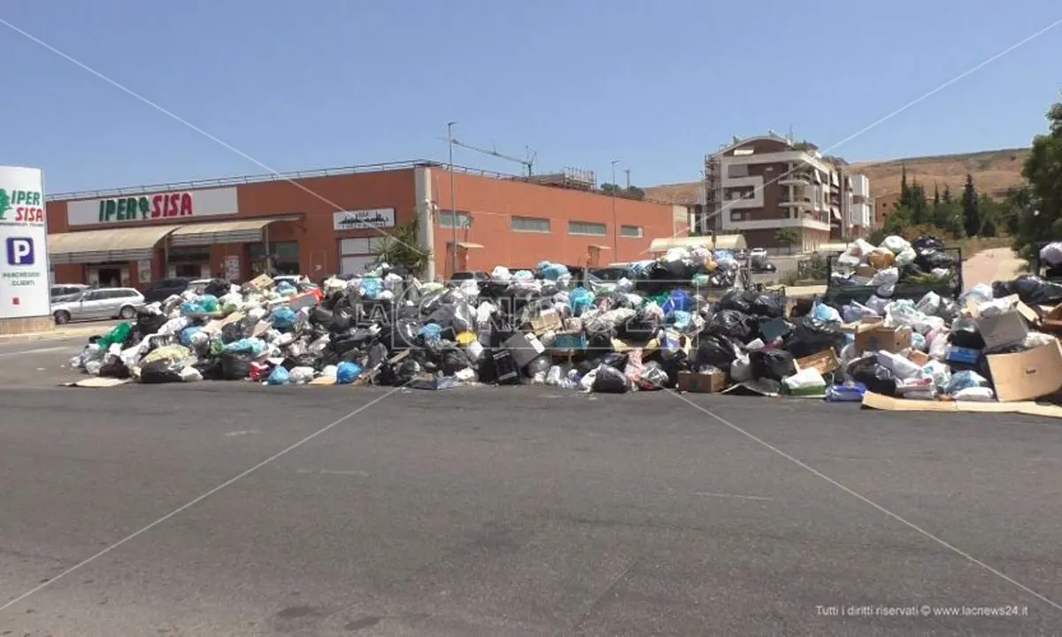 Rifiuti a Crotone, arriva l’ordinanza del sindaco Voce per conferire nella discarica privata Sovreco