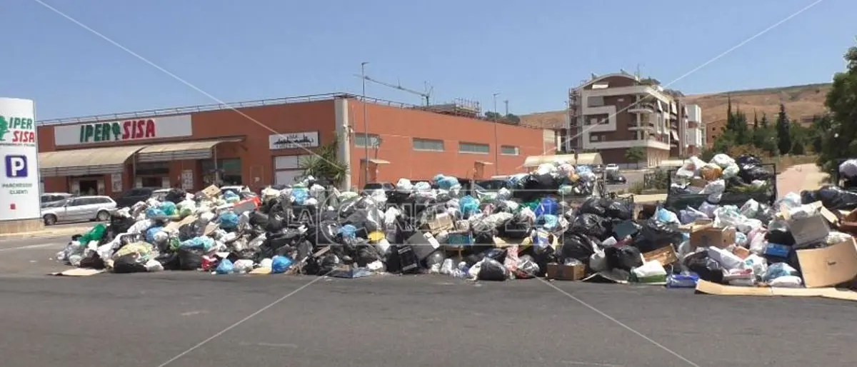 Rifiuti a Crotone, arriva l’ordinanza del sindaco Voce per conferire nella discarica privata Sovreco
