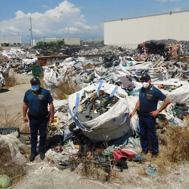 Corigliano Rossano, smaltimento illecito di rifiuti: sequestrato un capannone industriale