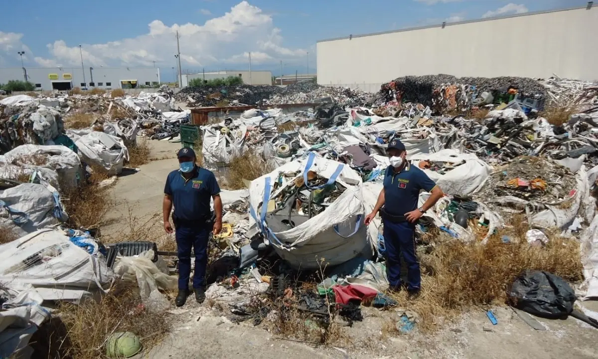 Corigliano Rossano, smaltimento illecito di rifiuti: sequestrato un capannone industriale