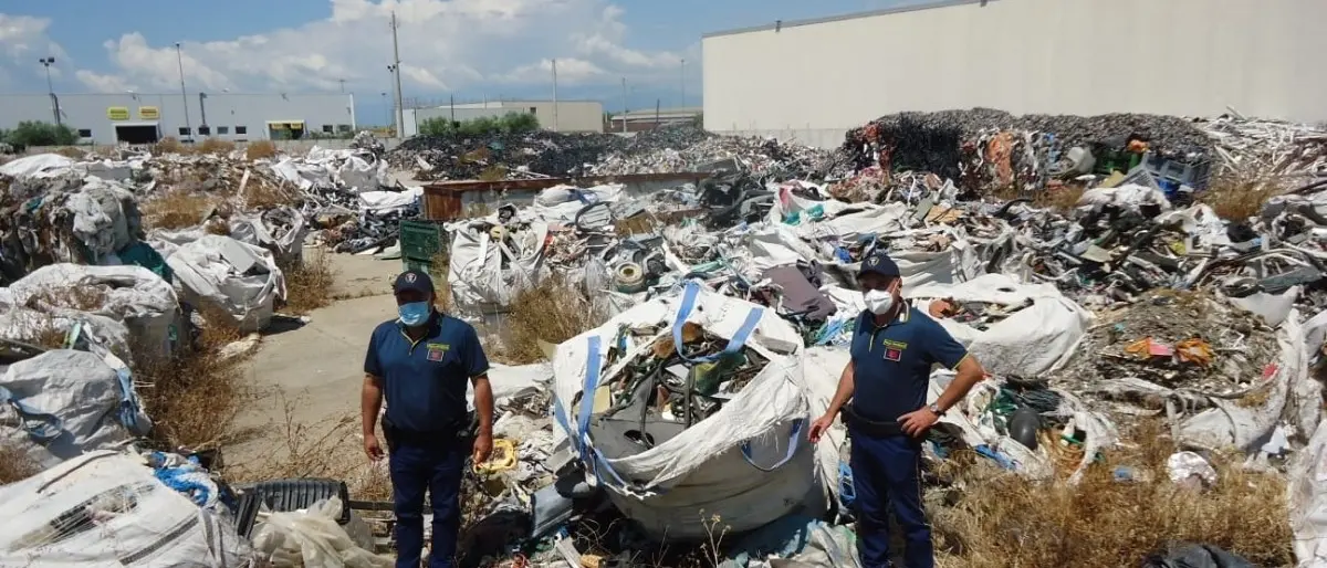 Corigliano Rossano, smaltimento illecito di rifiuti: sequestrato un capannone industriale