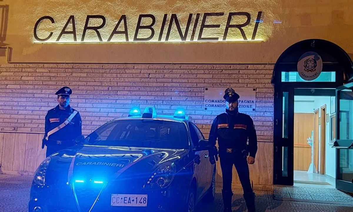 Corigliano Rossano, piante di marijuana sul balcone di casa: arrestato un 50enne