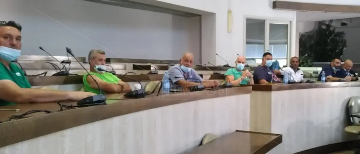 Rifiuti Crotone, lavoratori dell'ex società Akros occupano la sala consiliare del Comune