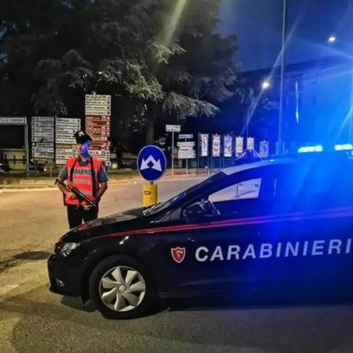 Fuggono per le vie di Cosenza con il registratore di cassa di un bar: arrestati dai carabinieri