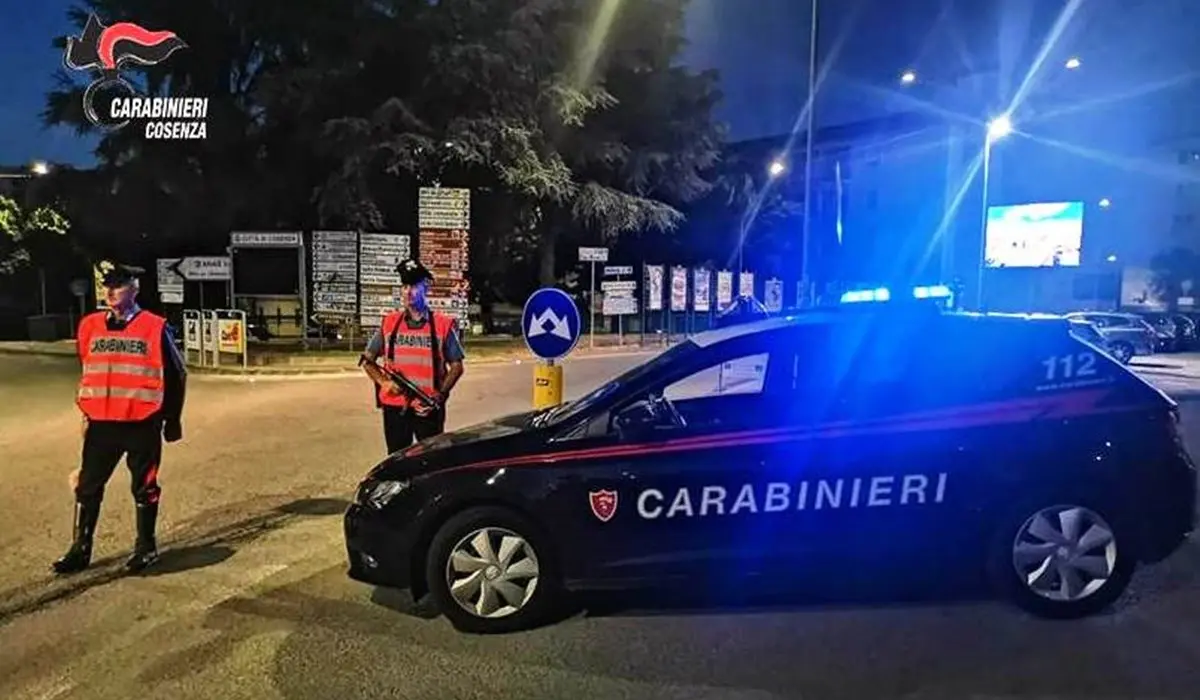 Fuggono per le vie di Cosenza con il registratore di cassa di un bar: arrestati dai carabinieri