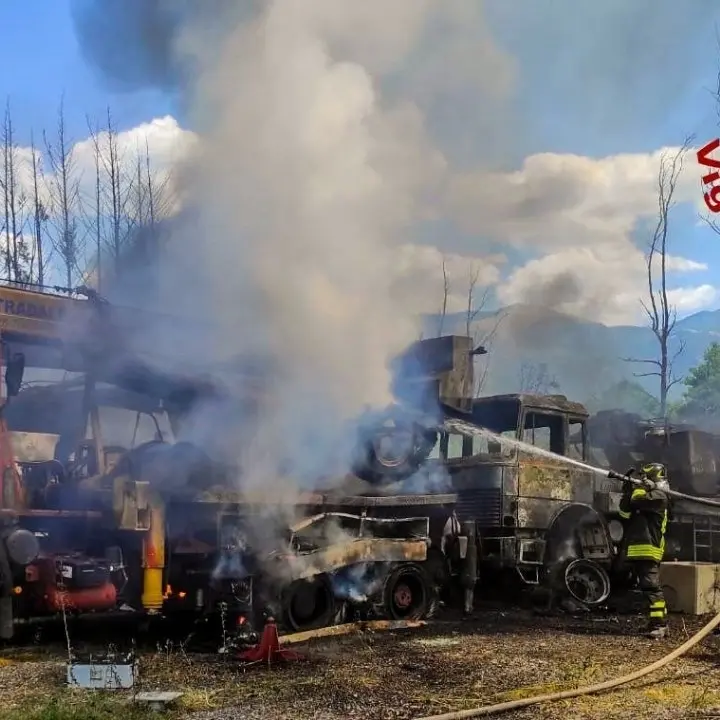 Laino Borgo, incendio in un officina: diversi i mezzi distrutti dalle fiamme