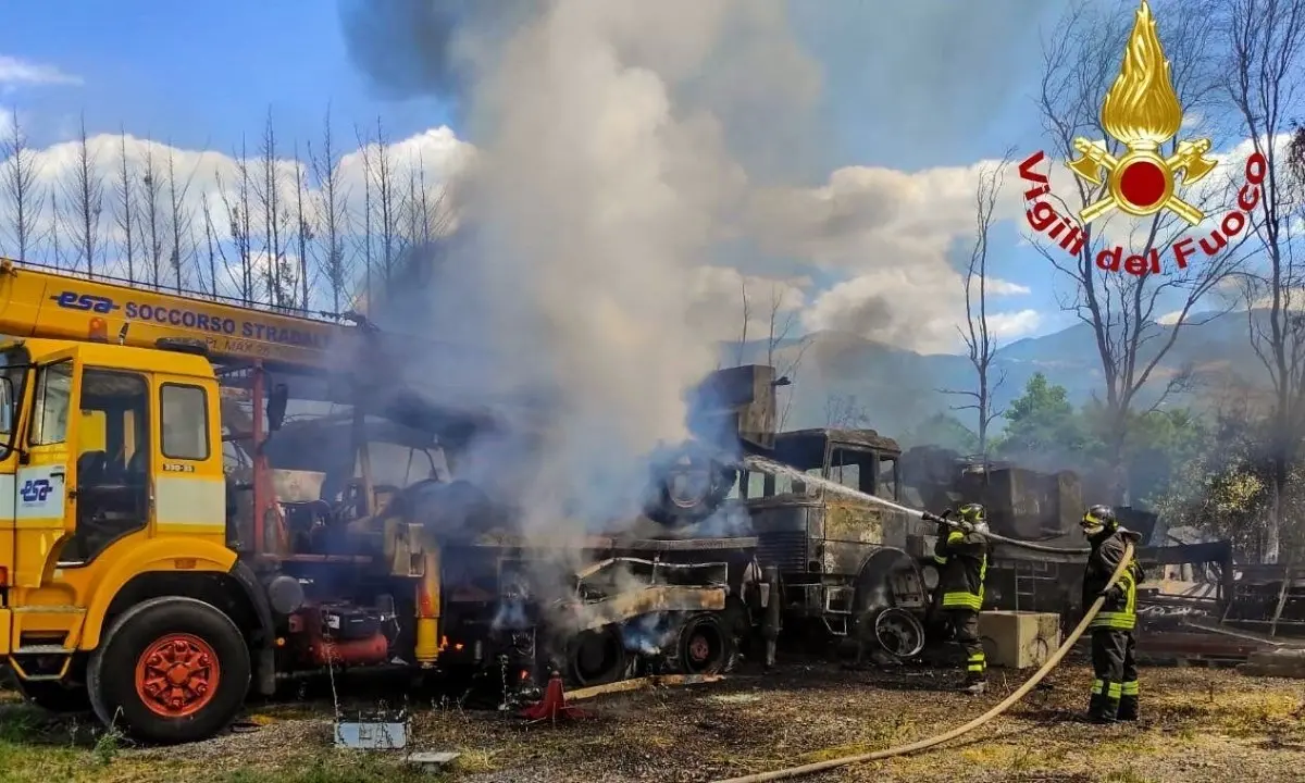 Laino Borgo, incendio in un officina: diversi i mezzi distrutti dalle fiamme