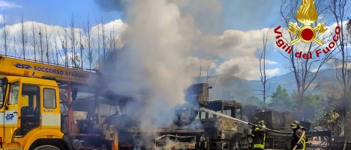 Laino Borgo, incendio in un officina: diversi i mezzi distrutti dalle fiamme