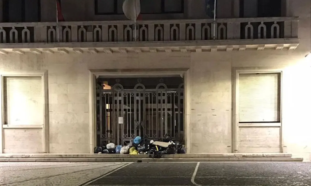 Sacchi di spazzatura abbandonati davanti al Comune in segno di protesta