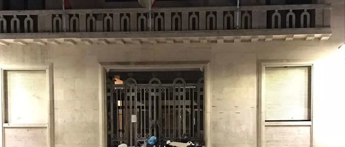 Sacchi di spazzatura abbandonati davanti al Comune in segno di protesta