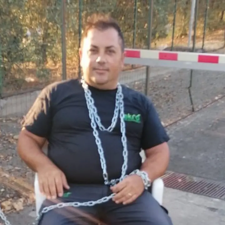 Corigliano Rossano, torna a lavoro dopo un infortunio: l'azienda lo sospende e lui si incatena
